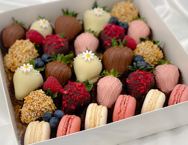 Berries & Macaron Gift Box