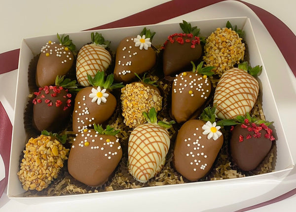 Online Chocolate Covered Strawberries Box- 30 Pcs Gift Delivery in UAE - FNP